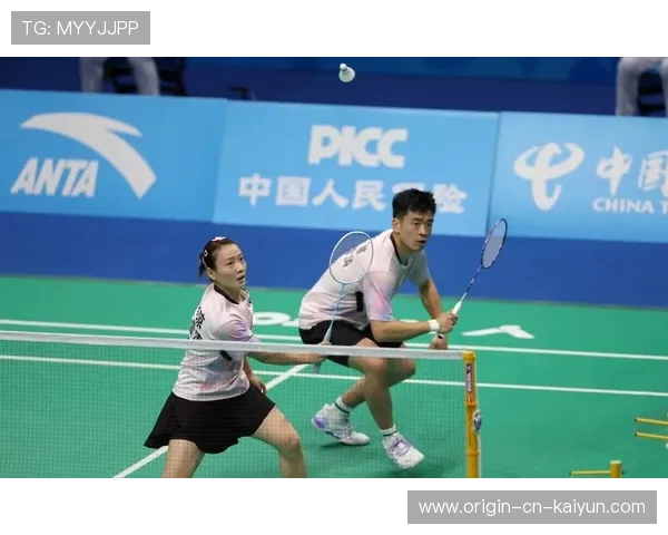 羽毛球少女连续救球如跳舞：运动中的优雅与坚持